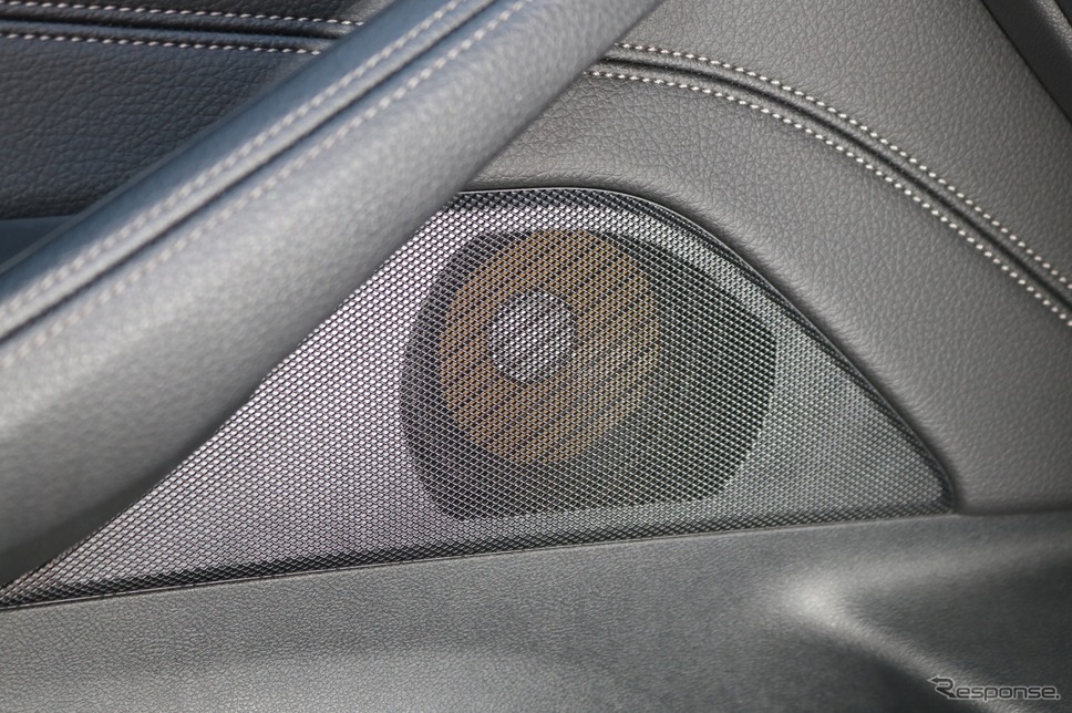 スピーカーグリル部分から透けて見える振動板はフォーカルK2シリーズの象徴である黄色いコーンだ。
