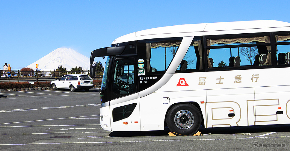 西武系列の路線バスが行き来する新生「森の駅 箱根十国峠」(Mt FUJI VIEW PARKING)に富士急バスの姿…《写真撮影 編集部》