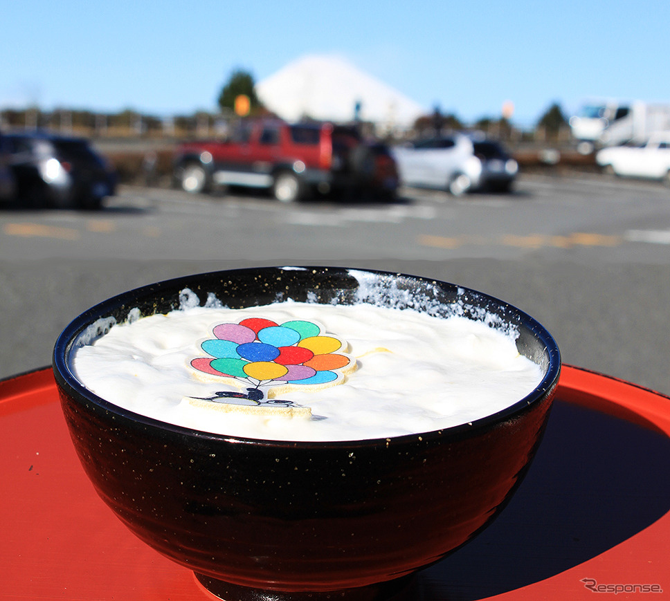 富士急行グループになった新生「森の駅 箱根十国峠」(Mt FUJI VIEW PARKING)で味わえる「PINGU〜雲カレーうどん〜」《写真撮影 編集部》