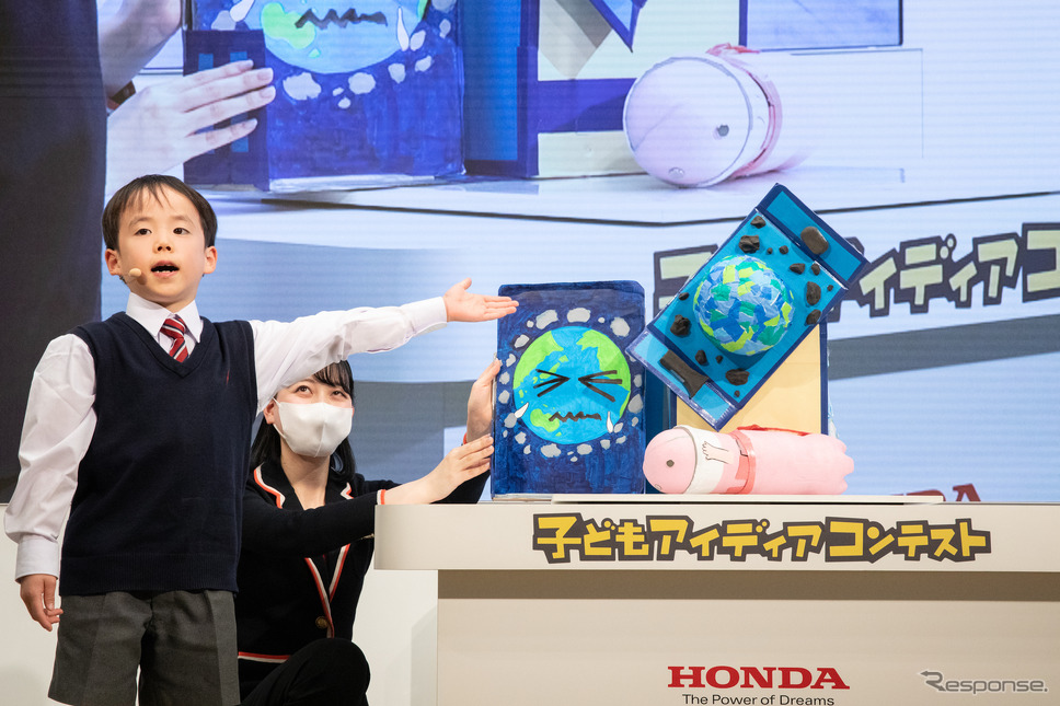 低学年の部の『うちゅうみみず スペースワームくん』を発表した南遥紀さん。《写真提供 本田技研工業》