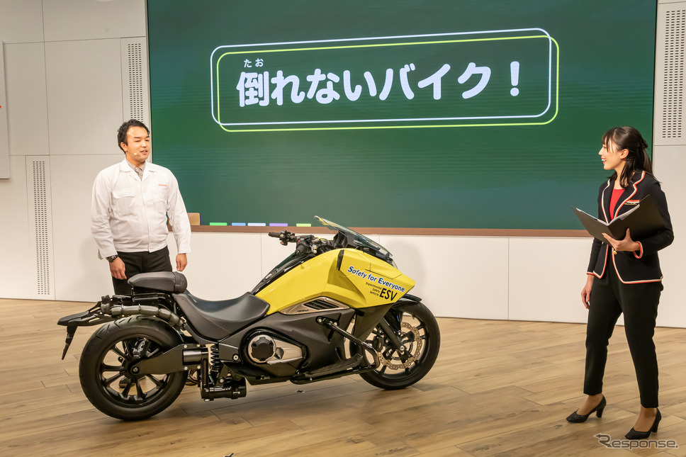 倒れないバイクの技術が普及すれば、二輪ライダーには恐怖の「立ち転け」もいつかはなくなるかもしれない!?《写真提供 本田技研工業》