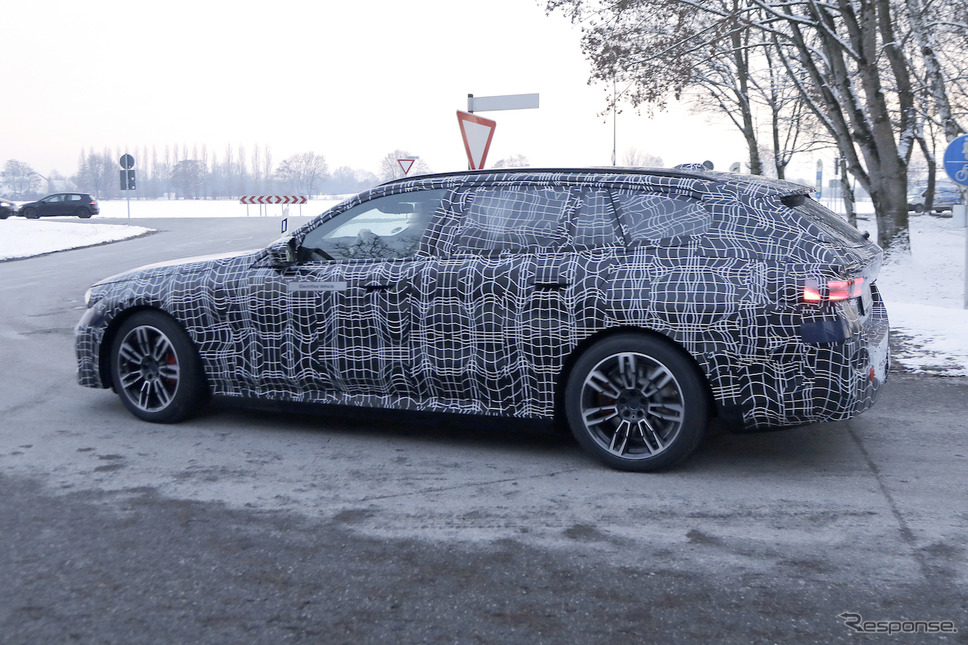 BMW i5 ツーリング プロトタイプ（スクープ写真）《APOLLO NEWS SERVICE》