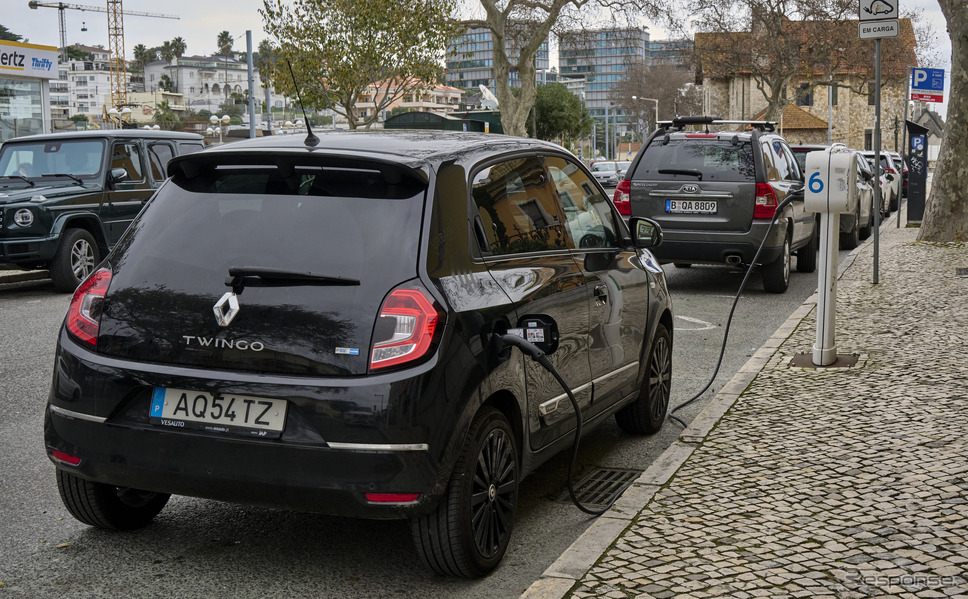 ポルトガルの市街で充電中のEV《Photo by Horacio Villalobos#Corbis/Corbis/ゲッティイメージズ》