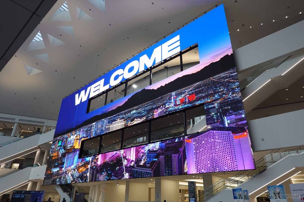 ウエストホールの入口。巨大なスクリーンが来場者を出迎える《写真撮影 会田肇》