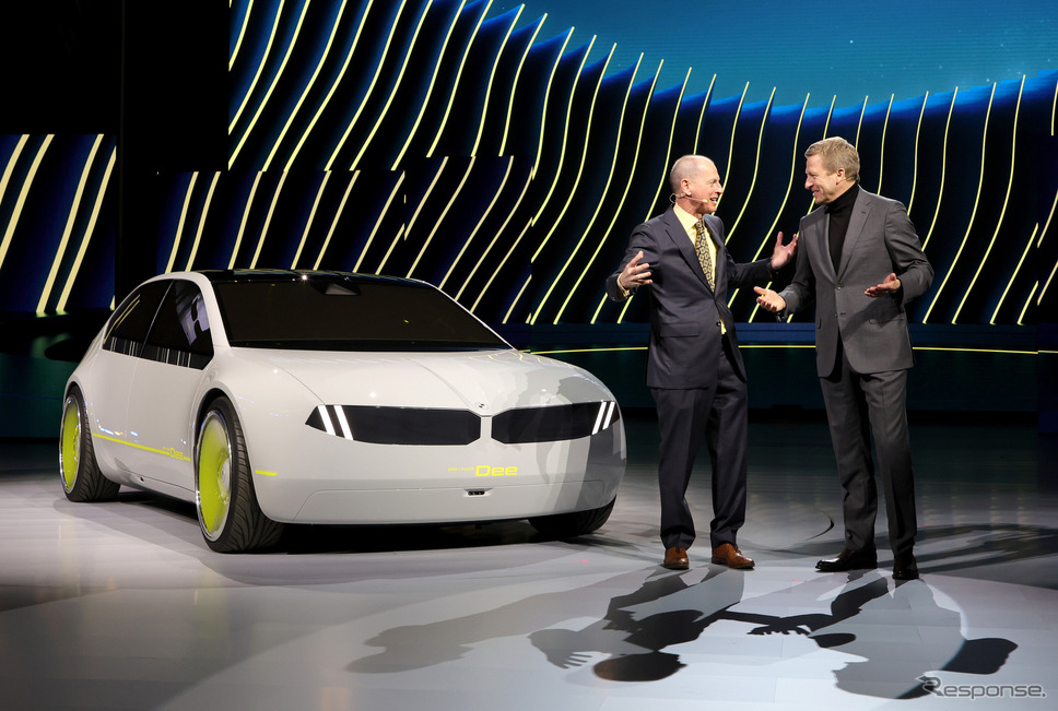 Consumer Technology Associationのゲーリー・シャピロCEO(左)とBMWグループのオリバー・ツィプセCEO(右)《Photo by Ethan Miller/Getty Images/ゲッティイメージズ》