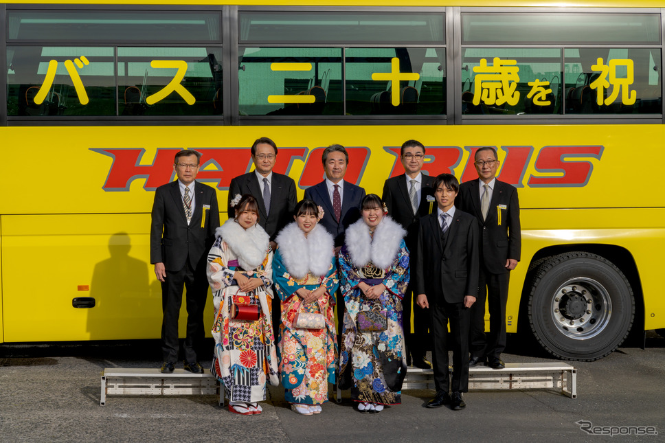 代表取締役社長 塩見清仁氏（上段右から2番目）も参加し記念撮影。《写真撮影 関口敬文》