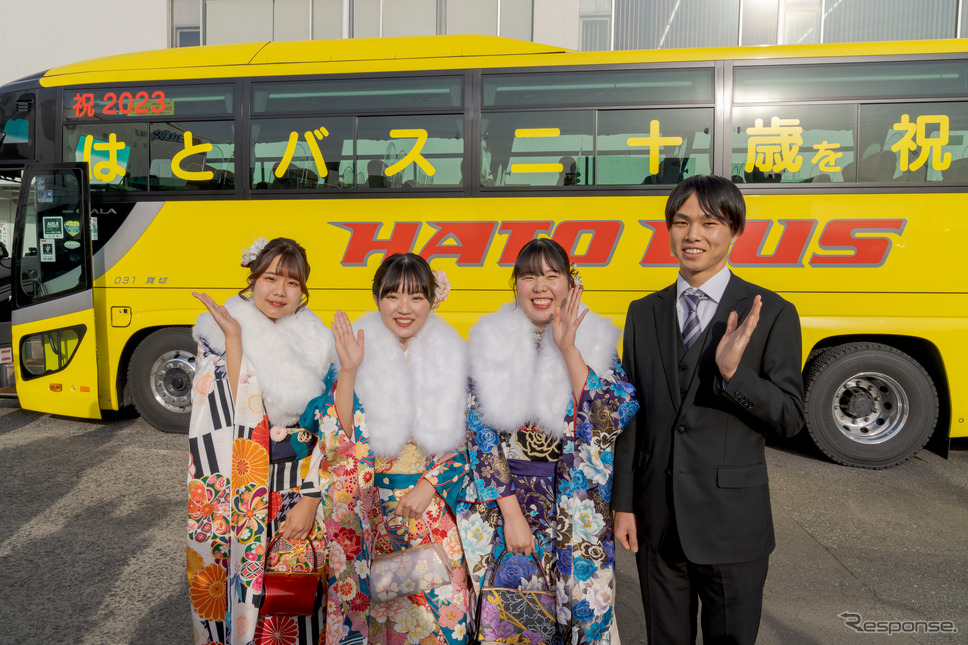 左からバスガイドの水谷海憂さん、緒方朱里さん、中務晴花さん、整備士の大岩辰也さん。《写真撮影 関口敬文》