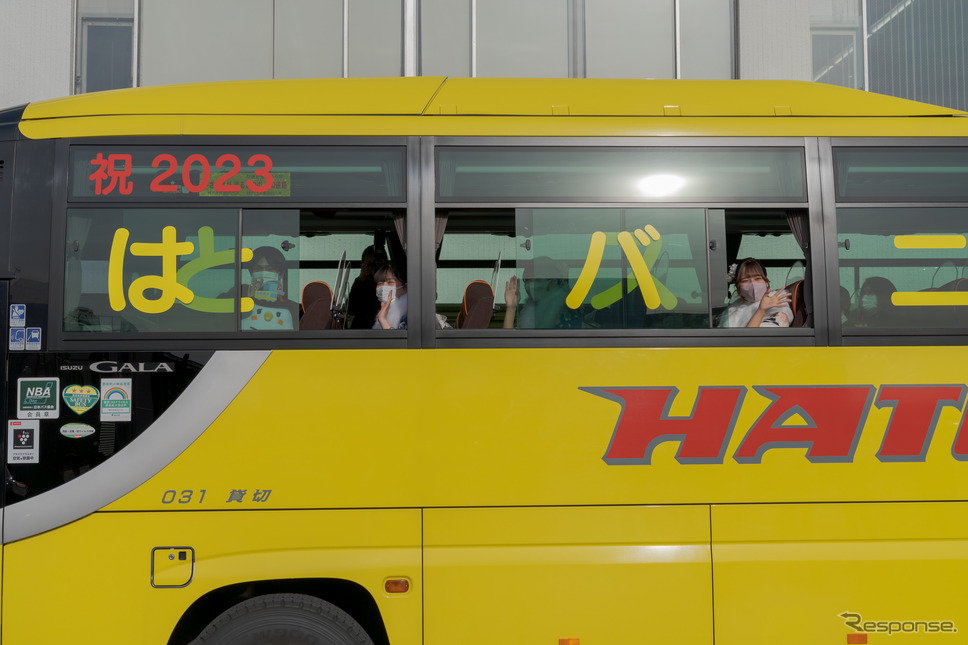 このあと4名は、はとバスに乗って磐井神社に参拝へと向かった。《写真撮影 関口敬文》