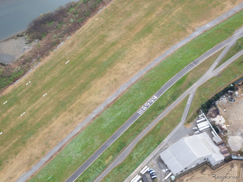 渡良瀬川河川敷を上空から眺める。《写真撮影 井元康一郎》