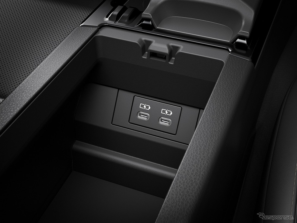 充電用USB端子(Type-C/センターコンソールボックス内側2個)《写真提供:トヨタ自動車》