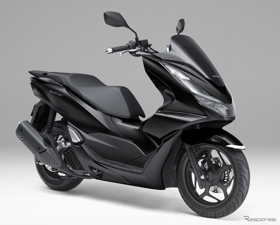 ホンダ PCX（ポセイドンブラックメタリック）《写真提供 本田技研工業》