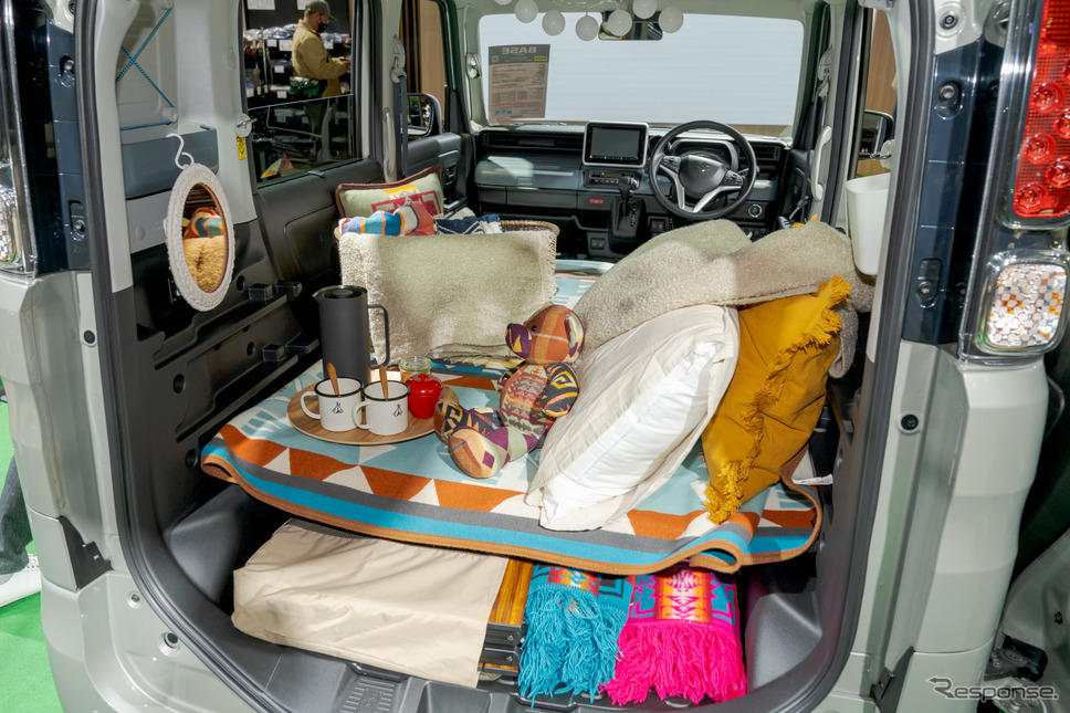 車中泊仕様だが、クッションや毛布などのアイテムはメンバーが選んだもの。《写真撮影 関口敬文》