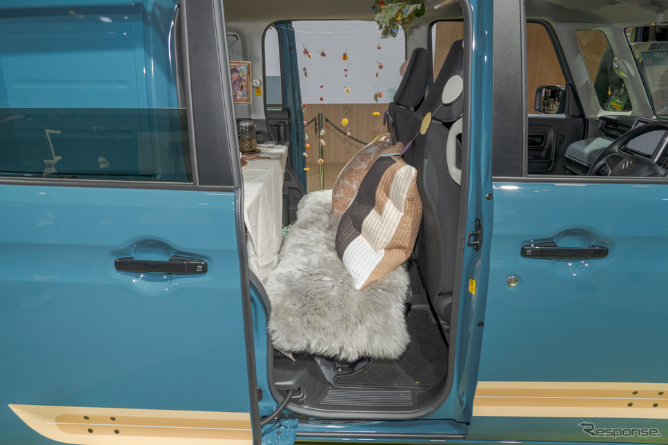 運転席、助手席を背もたれにし、リアゲートをオープンして見晴らしの良い場所でカフェを楽しみたいと、スライドドアあたりはソファのイメージになっている。《写真撮影 関口敬文》