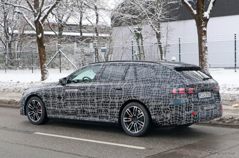 BMW i5ツーリング プロトタイプ（スクープ写真）《APOLLO NEWS SERVICE》