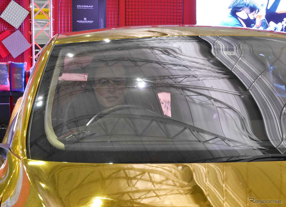 金色のクルマの運転席にはイーロン・マスクのマスク(お面)《写真撮影 中村孝仁》