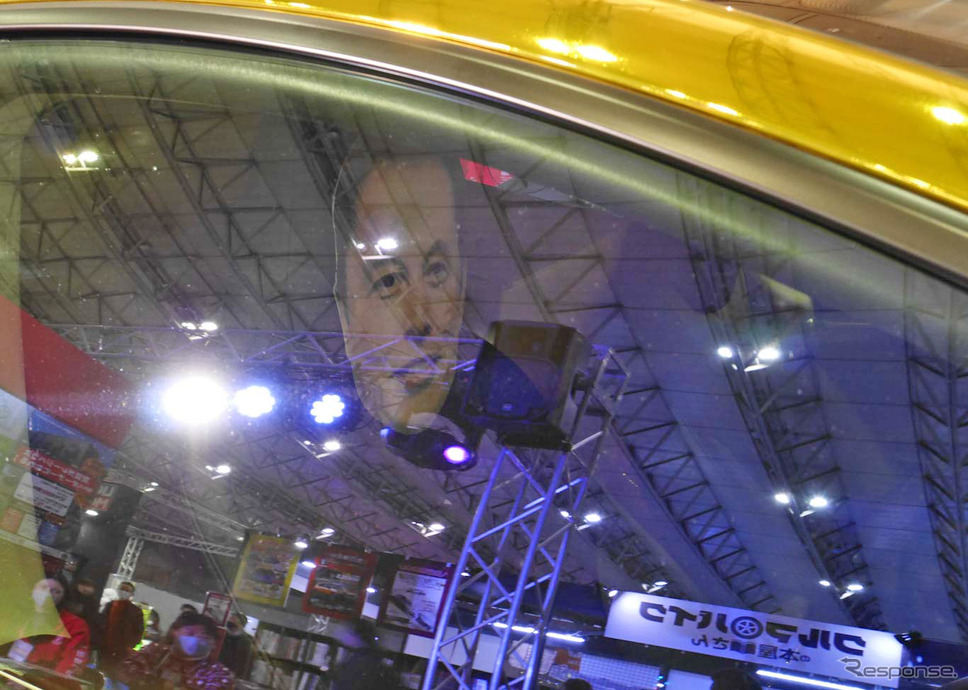 金色のクルマの運転席にはイーロン・マスクのマスク(お面)《写真撮影 中村孝仁》