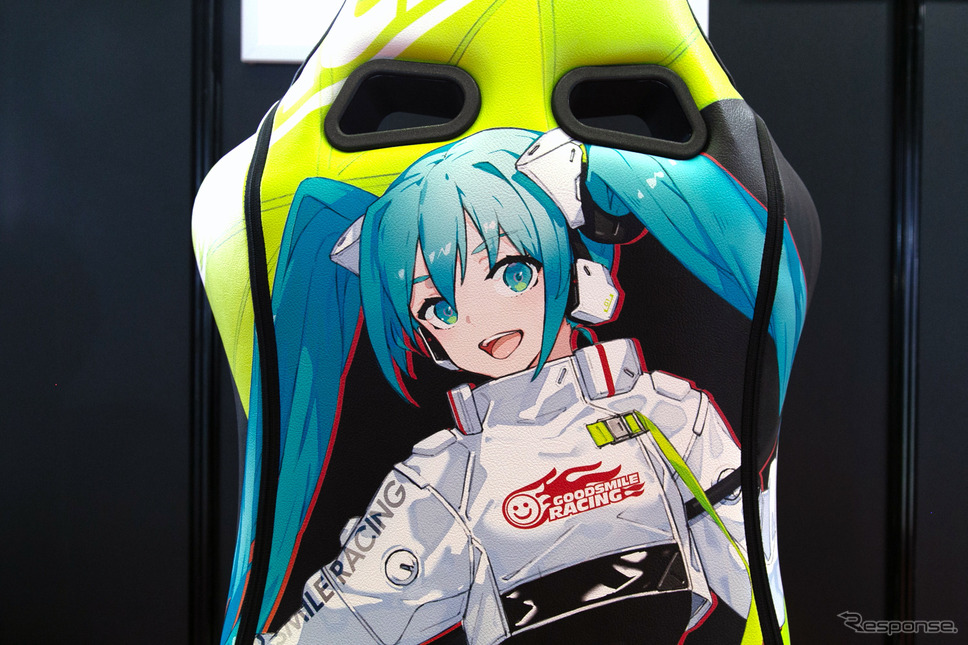 ブリッド×レーシングミク(東京オートサロン2023)《写真撮影 二城利月》