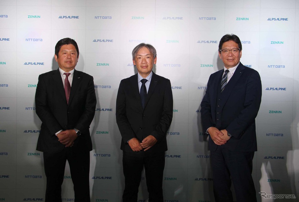 アルプスアルパイン 執行役員 インフォテイメント&サウンド事業担当 兼 アルパインブランド担当の渡辺好勝氏、NTTデータ 公共統括本部 社会基盤ソリューション事業本部 ソーシャルイノベーション事業部 スマートビジネス統括部長の磯 尚樹氏、ゼンリン 常務執行役員 事業統括本部長の藤澤秀幸氏(左から)《写真撮影 吉田瑶子》