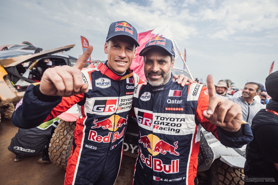 四輪総合優勝を飾ったトヨタのナッサー・アルアティア(右/左はコ・ドライバーのマシュー・ボーメル)。《Photo by TOYOTA》