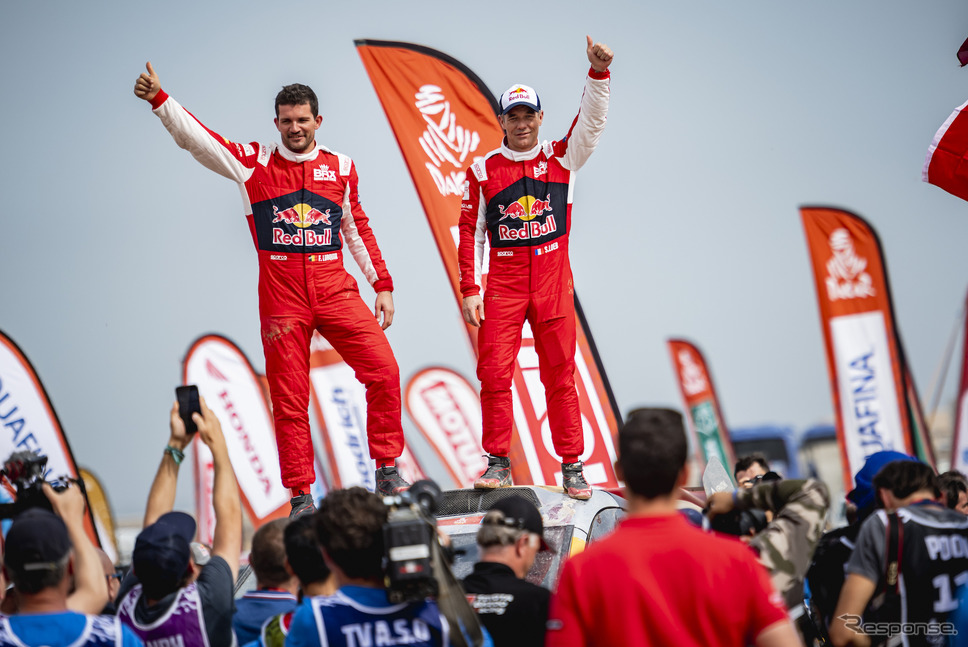 セバスチャン・ローブ(右)は四輪総合2位(左はコ・ドライバーのファビアン・ルルカン)。《Photo by Red Bull》