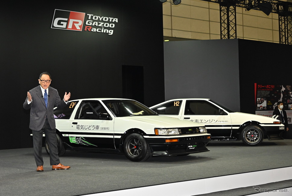 豊田章男社長とAE86ベースのBEVと水素エンジン車(東京オートサロン2023)《写真撮影 雪岡直樹》