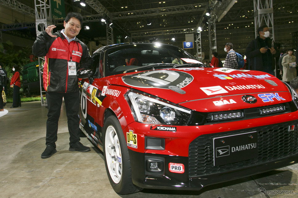D-SPORT Racingコペン GRスポーツとD-SPORT RACINGドライバーの相原泰祐氏(ダイハツブース/東京オートサロン2023)《写真撮影 佐藤隆博》