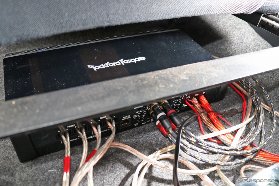 シート下にはフロントスピーカー用のパワーアンプであるロックフォードのP400-4をコンパクトにインストールしている。