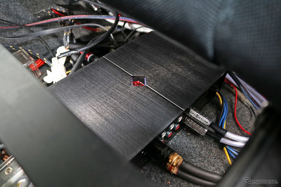 運転席のシート下にインストールするのはロックフォードのDSPである3sixty。各アンプへの配線類も最短で処理される。