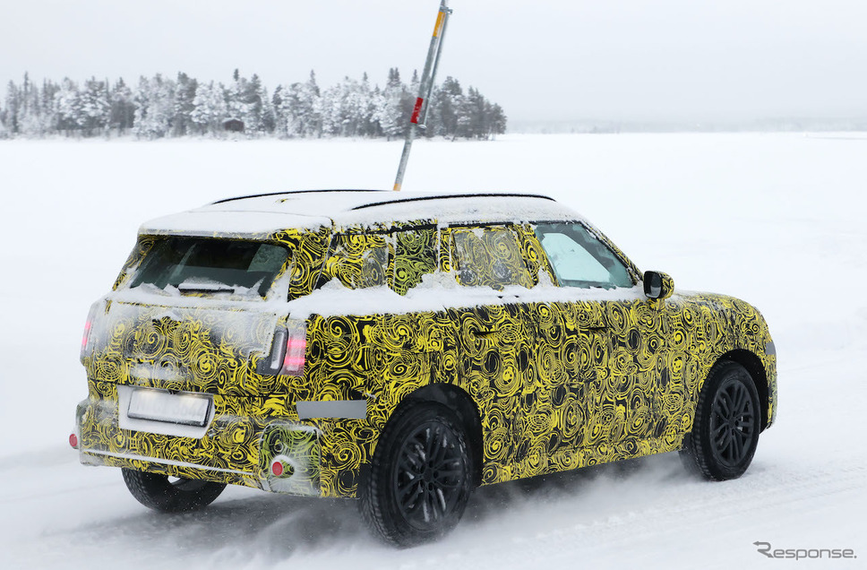 MINI クロスオーバー 次期型プロトタイプ(スクープ写真)《APOLLO NEWS SERVICE》