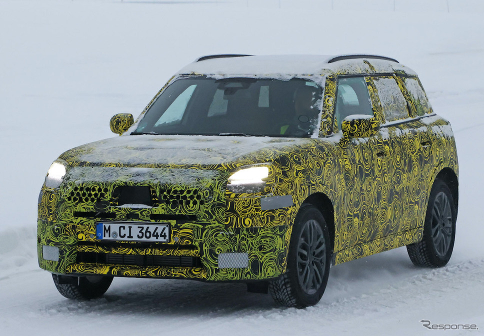 MINI クロスオーバー 次期型プロトタイプ(スクープ写真)《APOLLO NEWS SERVICE》
