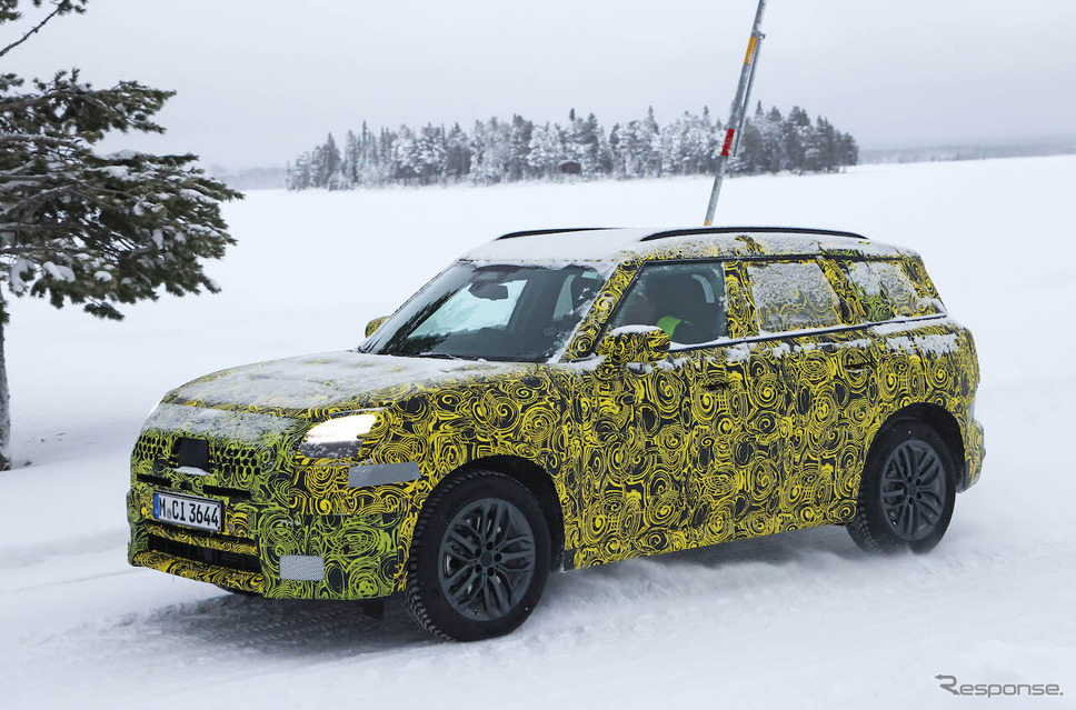 MINI クロスオーバー 次期型プロトタイプ(スクープ写真)《APOLLO NEWS SERVICE》