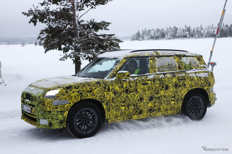 MINI クロスオーバー 次期型プロトタイプ(スクープ写真)《APOLLO NEWS SERVICE》