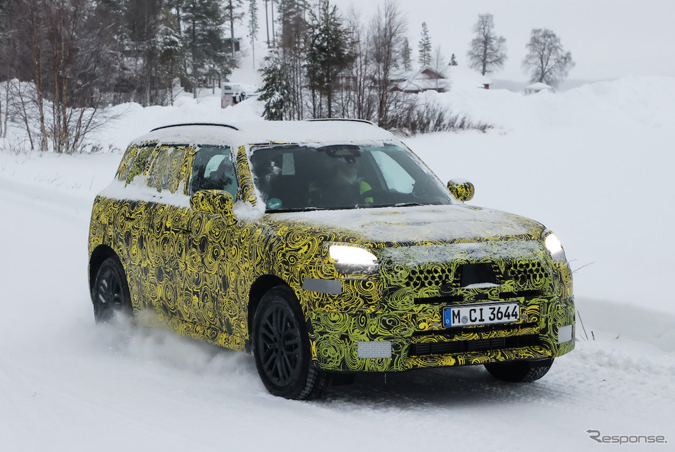 MINI クロスオーバー 次期型プロトタイプ(スクープ写真)《APOLLO NEWS SERVICE》