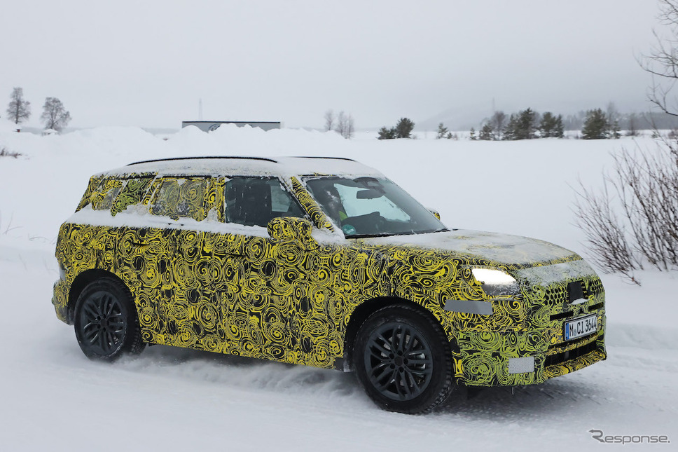 MINI クロスオーバー 次期型プロトタイプ(スクープ写真)《APOLLO NEWS SERVICE》