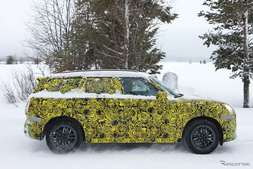 MINI クロスオーバー 次期型プロトタイプ(スクープ写真)《APOLLO NEWS SERVICE》