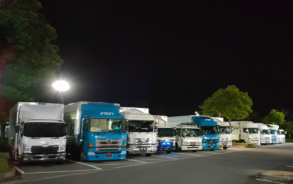 深夜割引適用待ちの大型トラック《写真撮影 纐纈敏也》