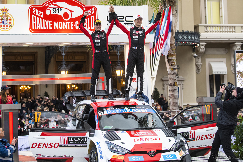 2023年WRC開幕戦モンテカルロで優勝したトヨタのオジェ（右／左はコ・ドライバーのヴァンサン・ランデ）。《Photo by Red Bull》