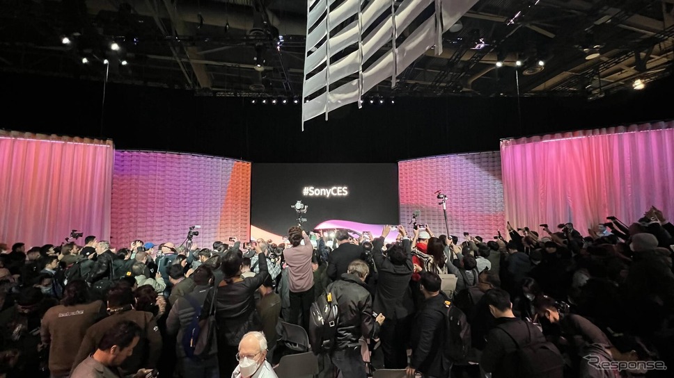ソニーのプレスカンファレンスに集まった各国のメディア(CES 2023)《写真撮影 三浦和也》