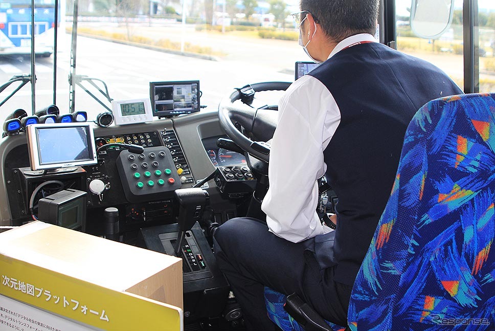 埼玉工業大学の自動運転バスを操る京成バスのドライバー（千葉・幕張新都心 1月22日）《写真撮影 編集部》