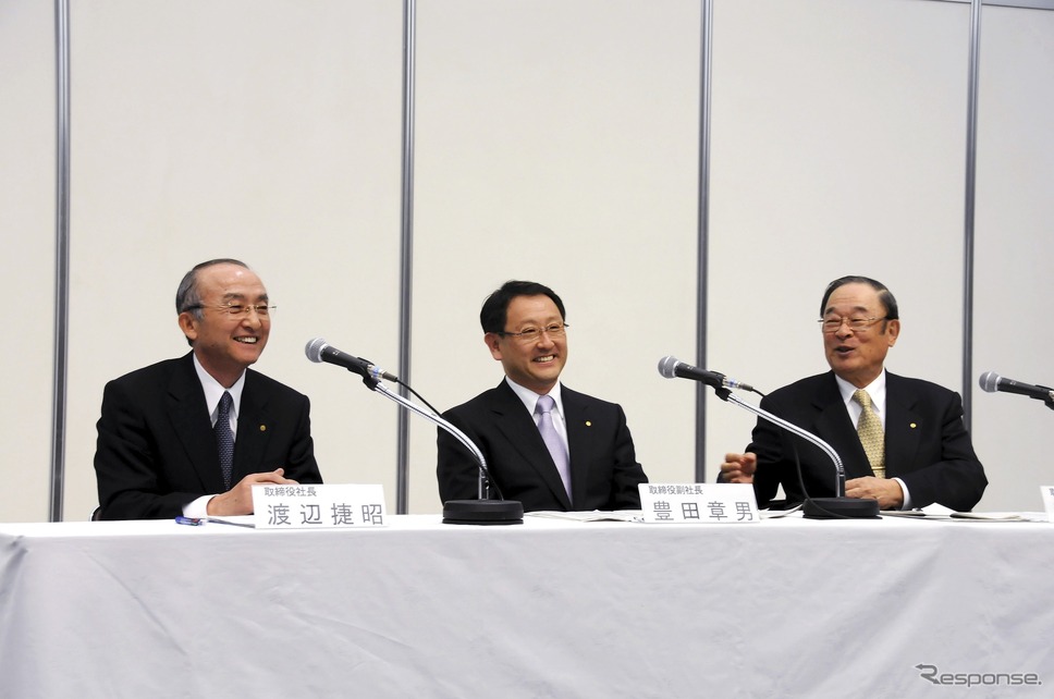10代目社長：渡辺捷昭氏（向かって左）。11代目中央は社長就任が発表された豊田章男氏（2009年1月）《Photo by Kurita KAKU/Gamma-Rapho/ゲッティイメージズ》
