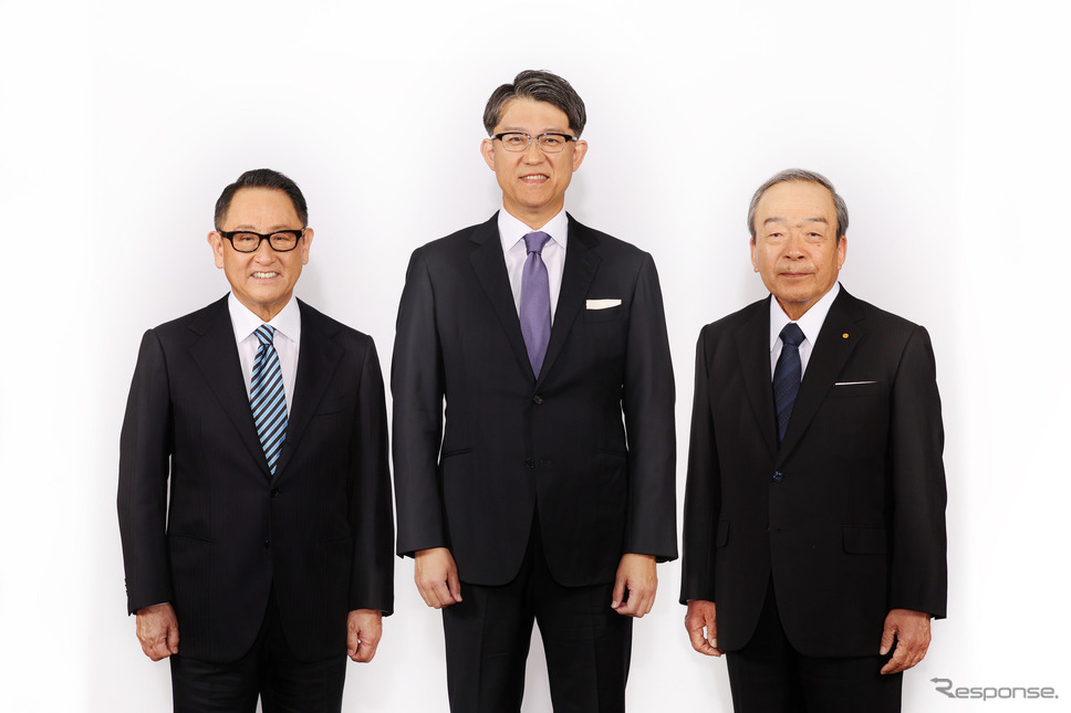 向かって左から豊田章男社長、佐藤恒治執行役員、内山田竹会長 撮影:三橋仁明 / N-RAK PHOTO AGENCY《写真提供 トヨタ自動車》