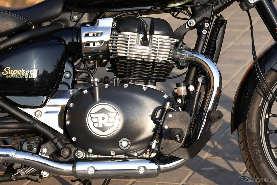 空冷648ccSOHCパラレルツインエンジンは、47ps/7250rpmを発揮。270度クランクを採用する不等間隔爆発で、気持ちよさとトラクションの良さだけでなく、スペック以上の力強さを約束する《写真提供 ロイヤルエンフィールド》