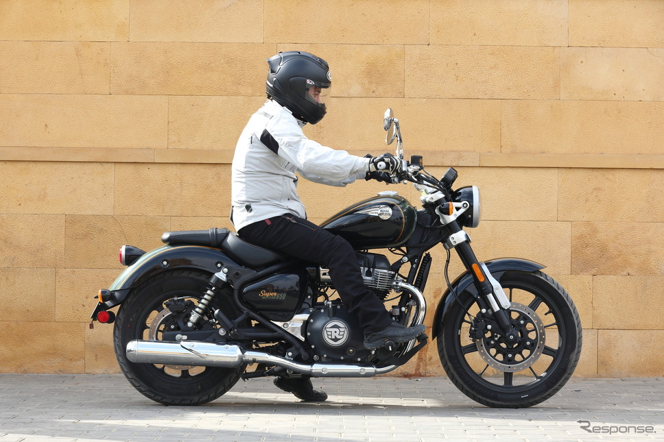 身長165cm/体重65kgのポジション。小柄なライダーには少し大柄に感じるが走り出すとリラックスできる。装備重量241kgは、排気量にしては重め《写真提供 ロイヤルエンフィールド》