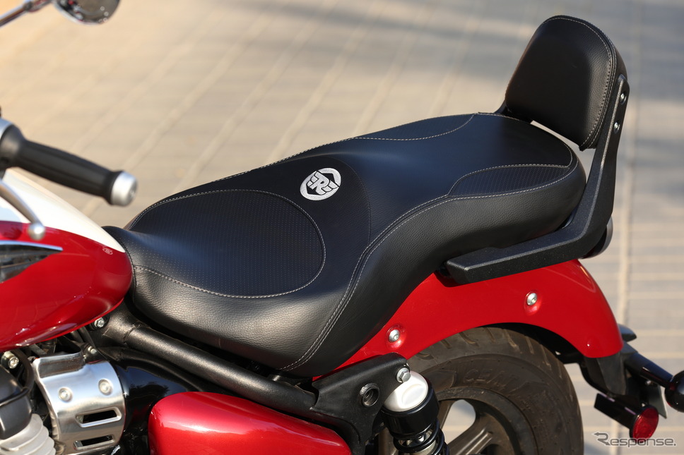 スーパーメテオ650ツアラーのシートはライダー部分もコンフォートな仕様。パッセンジャー部分にはシーシーバーを装備。今回はカメラマンを乗せて走ったが、シーシーバーはかなり頼れるし疲労感も少ないとのこと《写真提供 ロイヤルエンフィールド》