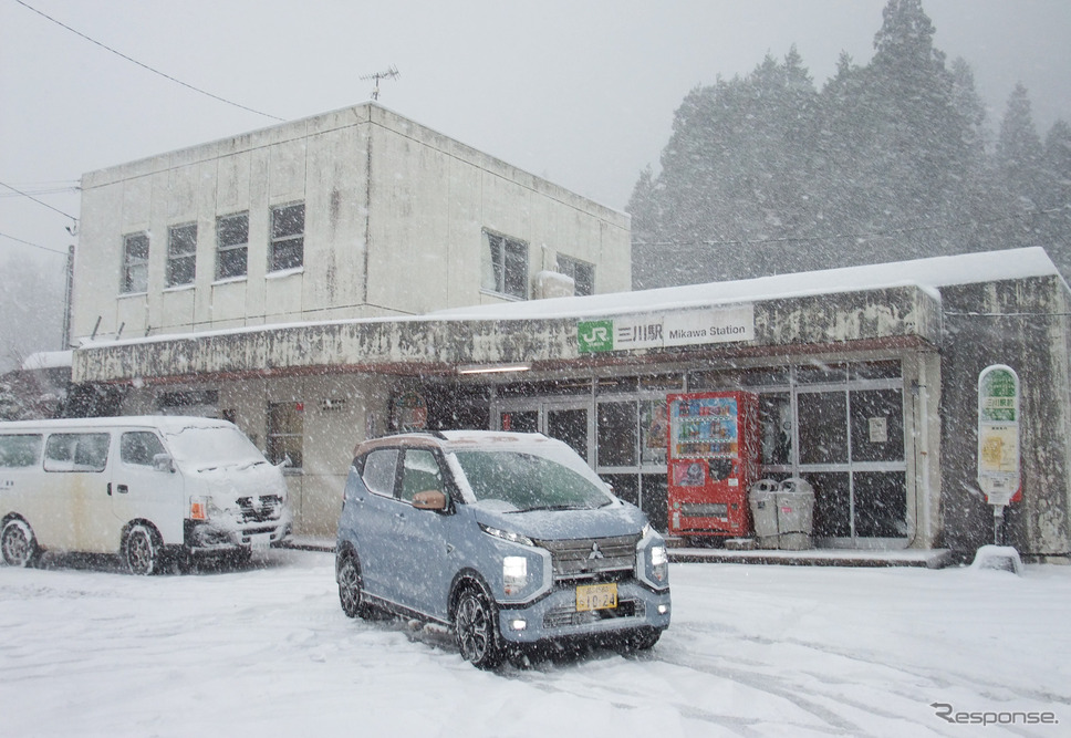 福島〜新潟県境から20kmほどの磐越西線三川駅に着く頃にはもうすっぽり銀世界に。日本海側は雪雲が押し寄せた時の降雪のペースが速い。《写真撮影 井元康一郎》