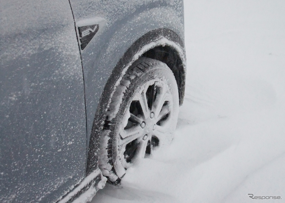 15分くらい経過してふと見るともうタイヤが地吹雪で埋まりはじめていて少々緊張が走った。30分経過時にはグラウンドクリアランスがほとんどない状態に。《写真撮影 井元康一郎》