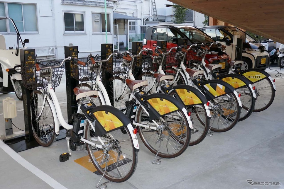 「ENEOSマルチモビリティステーション」で貸し出される6台の電動アシスト自転車《写真撮影 会田肇》