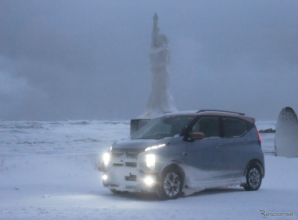 三菱 eKクロスEV。山形・湯野浜温泉にて。酒田で最大瞬間風速25.1m/sを記録したのとほぼ同時刻に撮影。《写真撮影 井元康一郎》