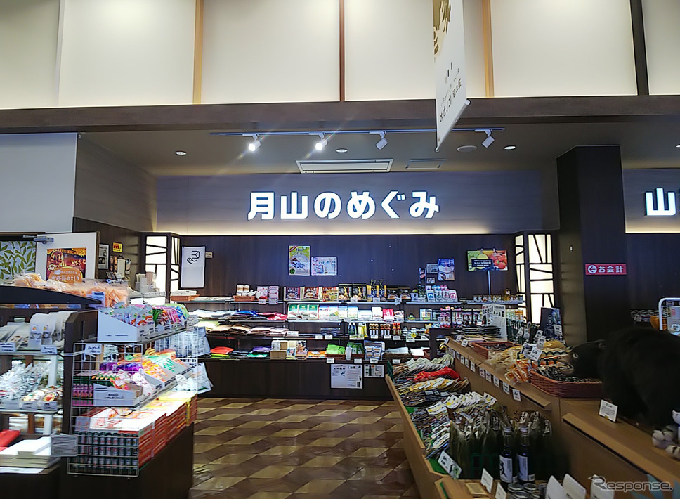 道の駅にしかわ。日本酒から山菜まで土産物が百花繚乱だった。《写真撮影 井元康一郎》