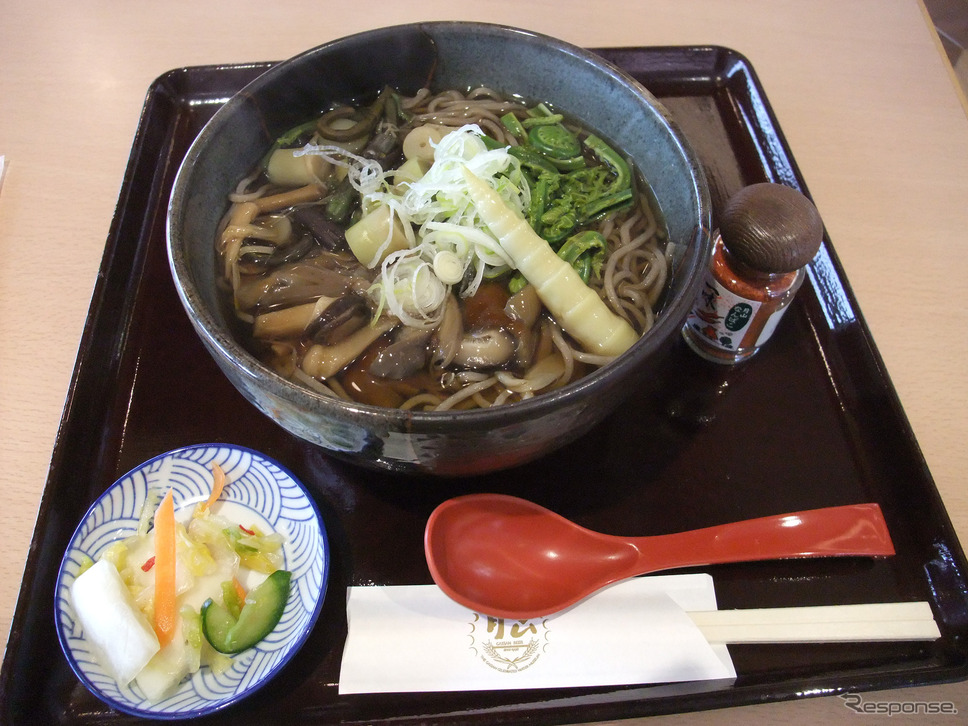 西川町の道端にはここで山菜そばを食べないようなヤツはモグリと言わんばかりに山菜アピールの看板が立っている。それならばと山菜そばを食してみた。たしかにうまかった。《写真撮影 井元康一郎》